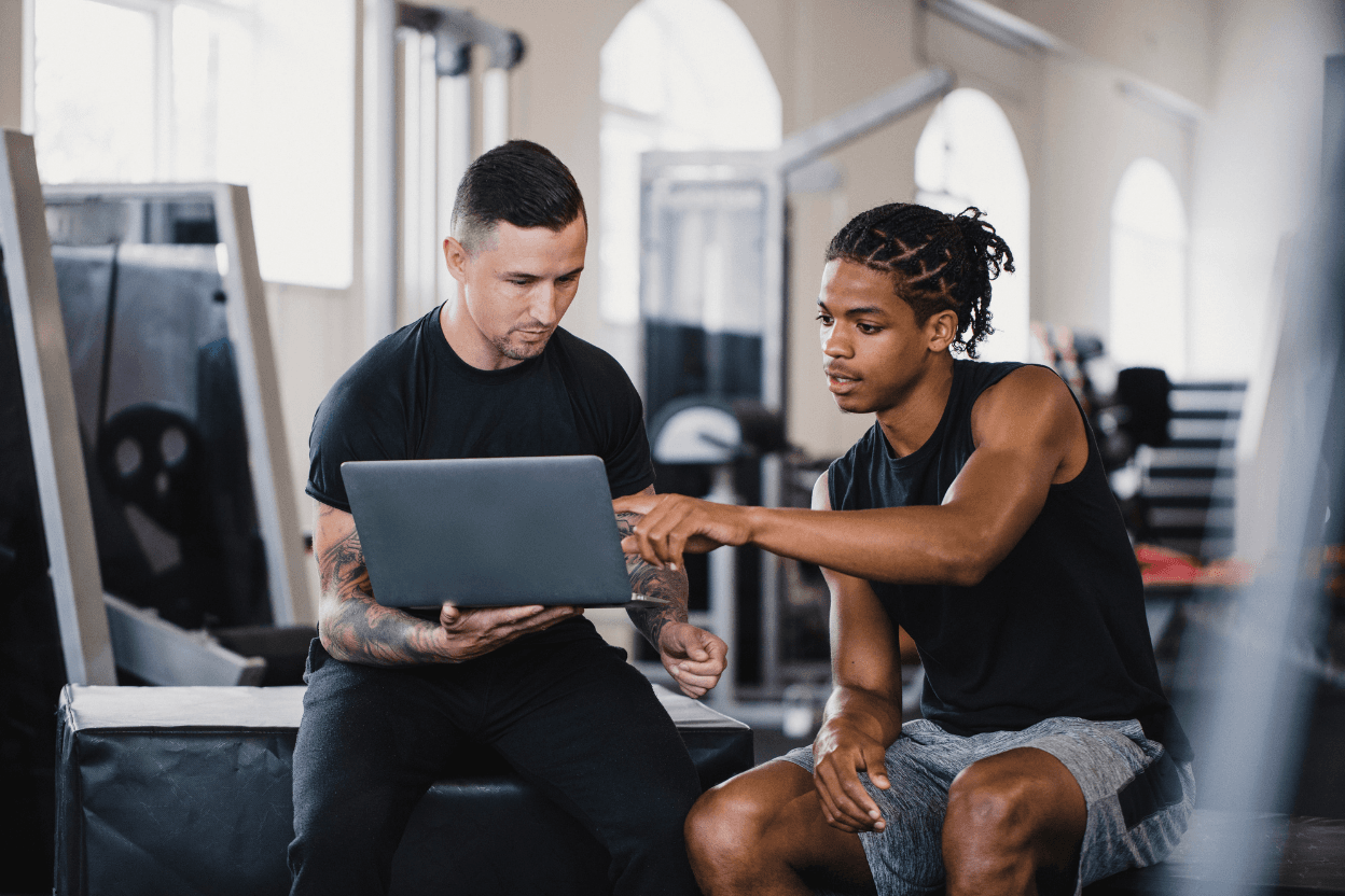 Personal Trainer begleitet eine Kundin beim Training im Studio