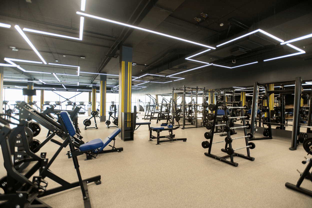 Professioneller Trainingsraum mit Geräten