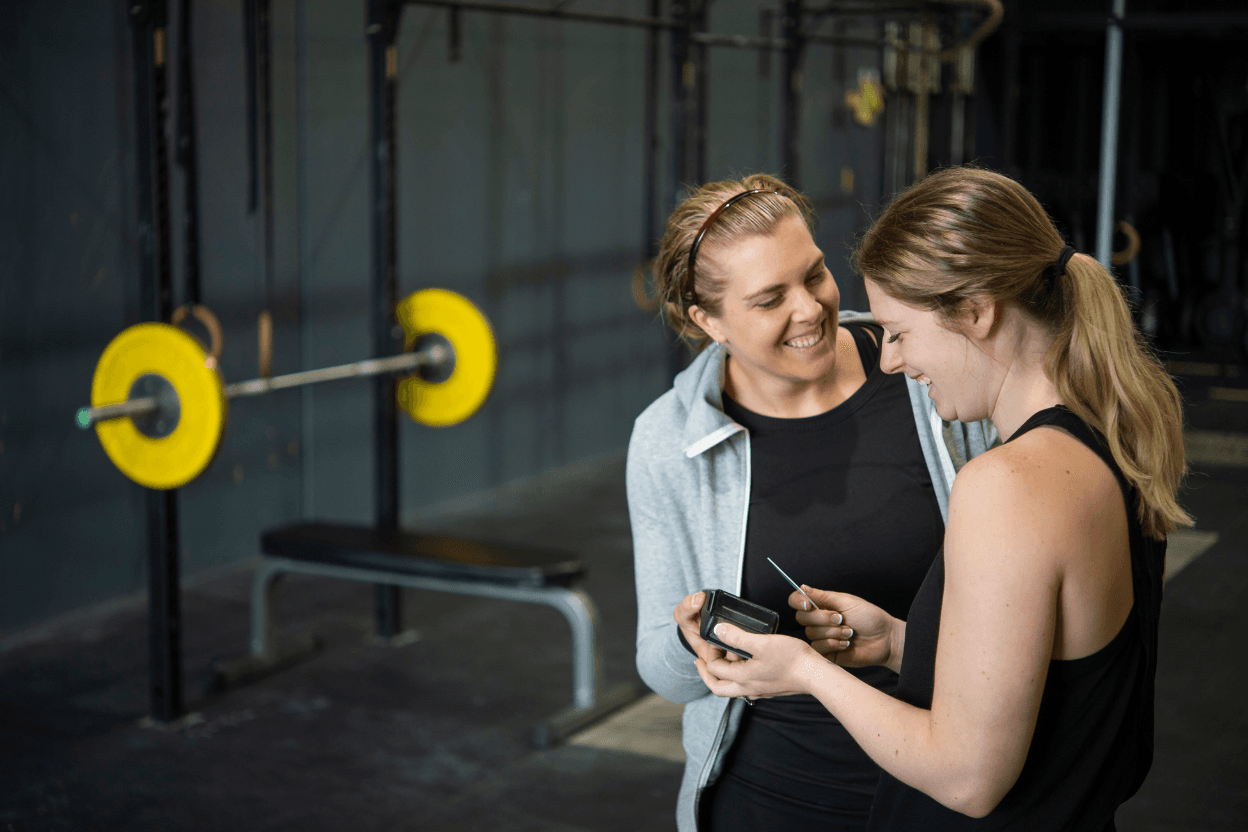 Trainerin und Sportlerin während einer Trainingseinheit