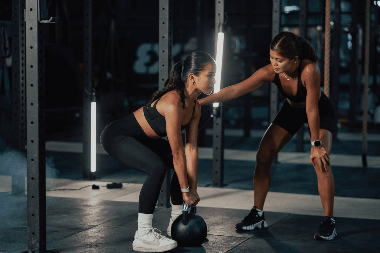 Sportlerinnen beim Training im Fitnessstudio