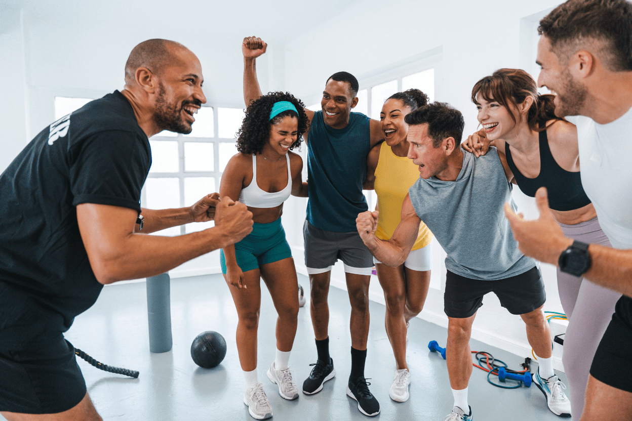 Trainingsgruppe jubelt gemeinsam im Studio