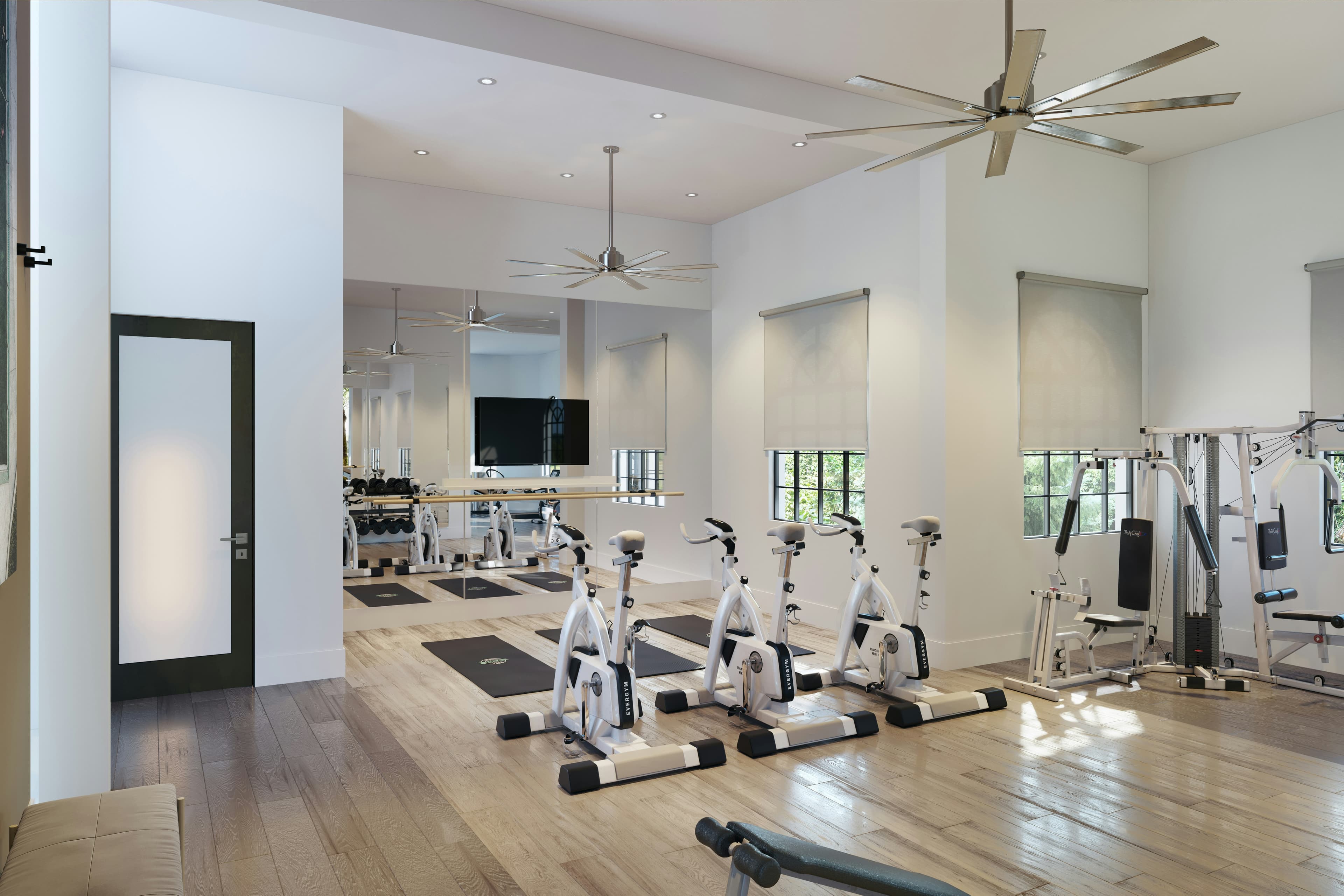 Helles Studio mit Spinning-Bikes