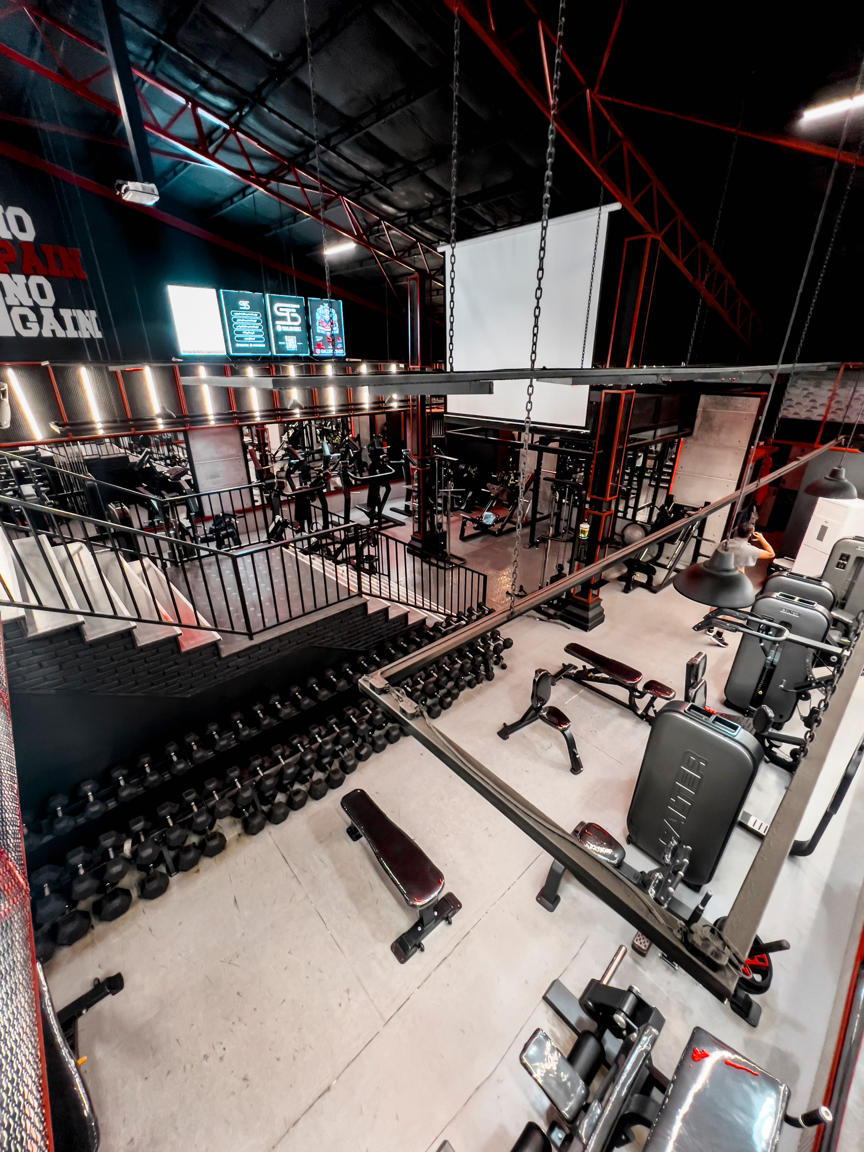 Fitnessstudio mit Hantelbereich